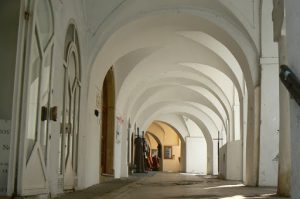 Arched arcade walkways are very practical in winter.