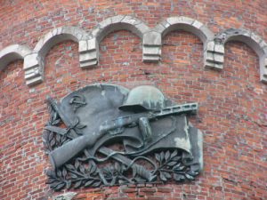 Kolobrzeg harbor lighthouse Russian war sculpture