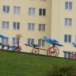 Artistic mechanical sculpture along the roadside - airplanes/birds and gears/wheels?