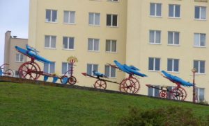 Artistic mechanical sculpture along the roadside - airplanes/birds and gears/wheels?