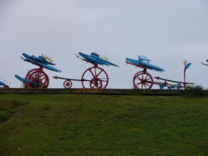 Artistic mechanical sculpture along the roadside - airplanes/birds and gears/wheels?