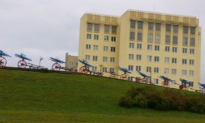 Artistic mechanical sculpture along the roadside - airplanes/birds and gears/wheels?