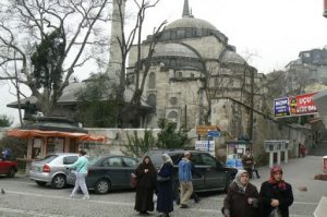 Yeni Cami mosque by the harbor