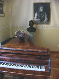 Bust of Chopin inside the Hunting