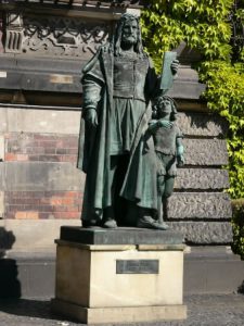 Symbolic statue regarding youth and age