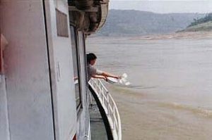 Yangtze River-trash overboard