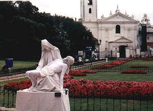 BA Recoleta 'Pieta' mime performance