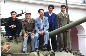 Hanoi Army museum - men on tank