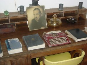 Noel Coward's desk and typewriter
