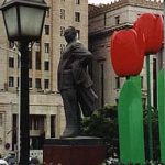 Shanghai-Bund statue and flowers