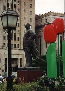 Shanghai-Bund statue and flowers