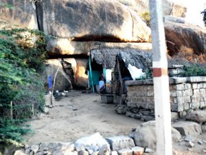 Shelters by the rocks, Huge rock