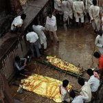 Varanasi preparing bodies
