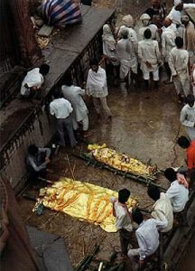 Varanasi preparing bodies