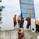 Installing tourist aid signs