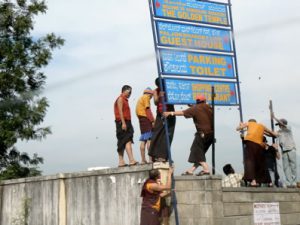 Installing tourist aid signs