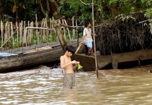 Repairing a fish net; children learn