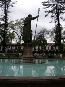Pátzcuaro - statue in central square