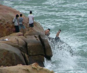 Nha Trang - dangerous play on the rocks