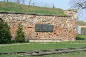 Bronze plaque memorial to the victims of Nazi cruelty, in