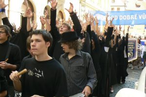 Dramatic pro-Israel demonstration in front of Prague synagogue.