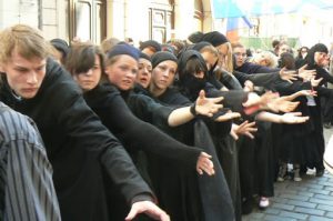 Dramatic pro-Israel demonstration in front of Prague synagogue.