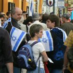 Dramatic pro-Israel demonstration in front of Prague synagogue.