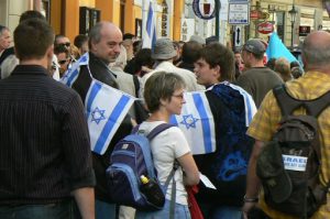 Dramatic pro-Israel demonstration in front of Prague synagogue.
