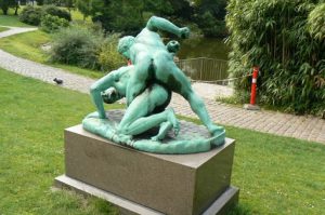 Neo-classical statue of Grecian wrestlers in Orsteds Park.