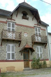 Romagne-sous-Montfaucon unusual house with balconies and Scandinavian style overhang