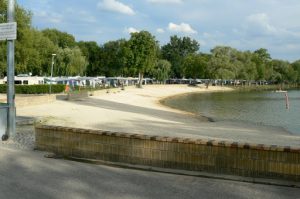 Beach at the fresh-water Vert Lac ( green lake) in