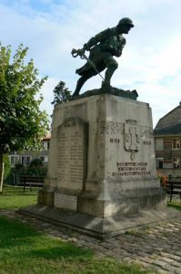 In the center of Dun-sur Meuse is a plaza with