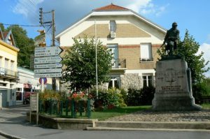 In the center of Dun-sur Meuse is a plaza with