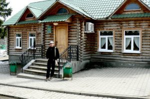 Across from the main entrance to Yasnaya is a log-built