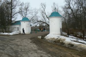 Formal entry to the Yasnaya Polyana estate, in late March
