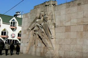 Patriotic wall sculpture celebrating the common folk