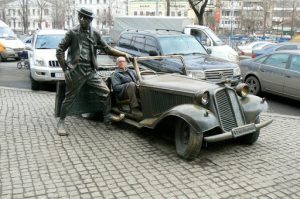 Bronze statue of a famous circus entertainer (with tourist in