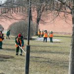 Cleaning the park around the Kremlin
