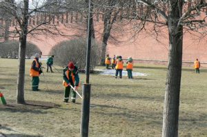 Cleaning the park around the Kremlin