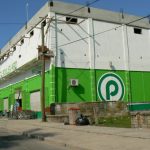 Grocery store looks like a warehouse, against crime