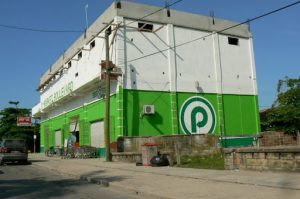 Grocery store looks like a warehouse, against crime
