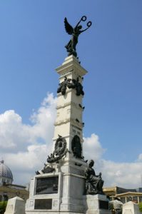 Plaza Libertad with Independence monument