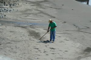 Clean up along the beach in Libertad