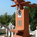 Playful grave of an aviator, Sr Massi