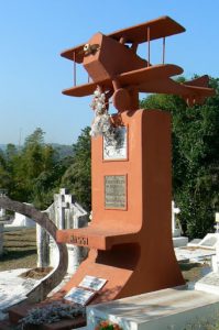 Playful grave of an aviator, Sr Massi