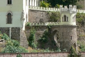 Close-up of former presidential palace on the Choluteca River