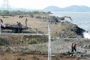 Diggers and scavengers along the polluted Lake Managua