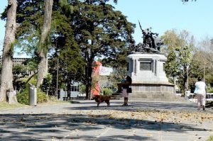 Memorial sculpture to the freedom fighters (Natives vs American William