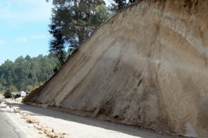 Earthcut reveals the sedementary layers of the ground