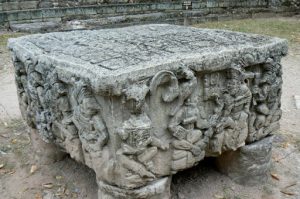 Altar Q depicts 16 kings in the dynastic succession of